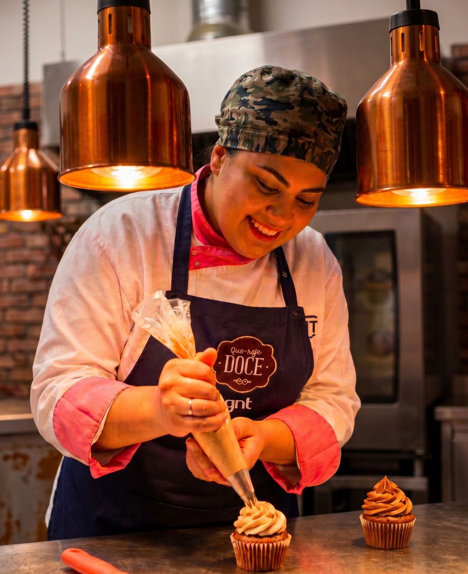 Thaise França confeitando um cupcake na cozinha do Que Seja Doce, GNT